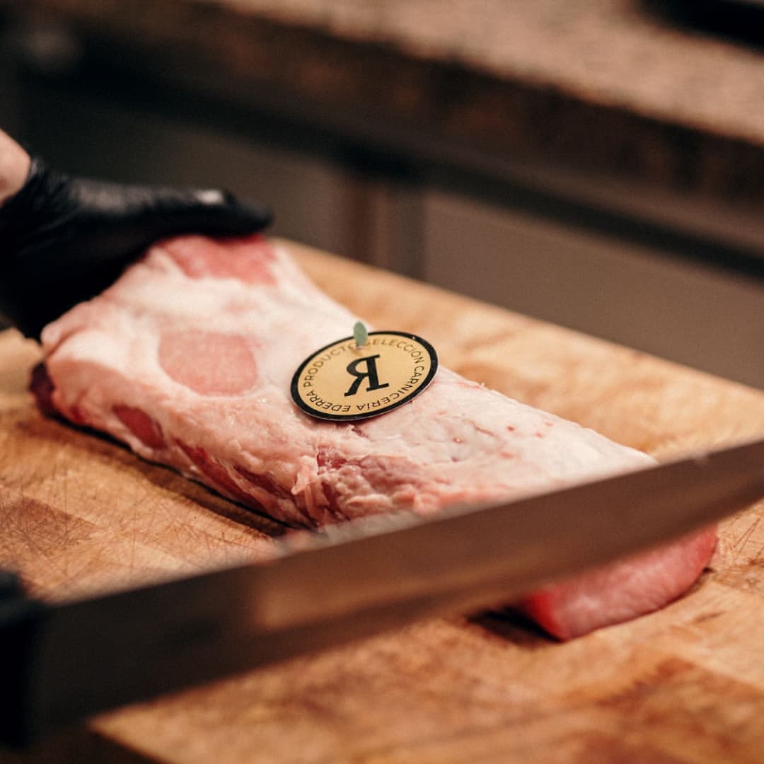 Cinta de lomo de cerdo de caserío, pieza fresca de carnicería