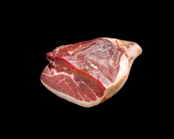 Jamón serrano ecológico curado, loncheado y servido en plato