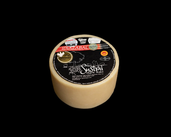 Queso artesano D.O. Idiazabal de leche de oveja latxa de pasto, cuña y pieza