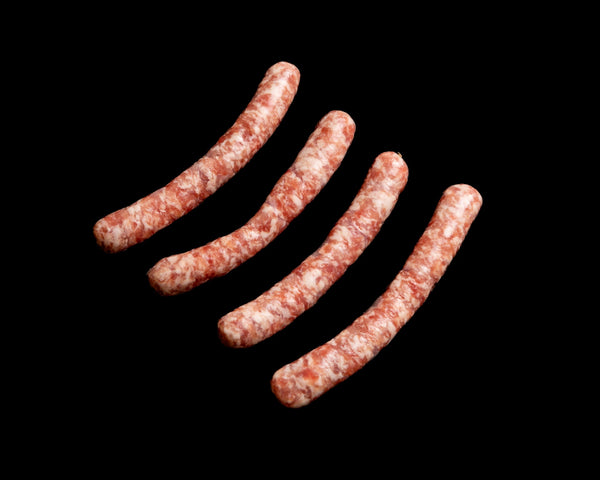 Salchichas frescas de cerdo de caserío en sarta
