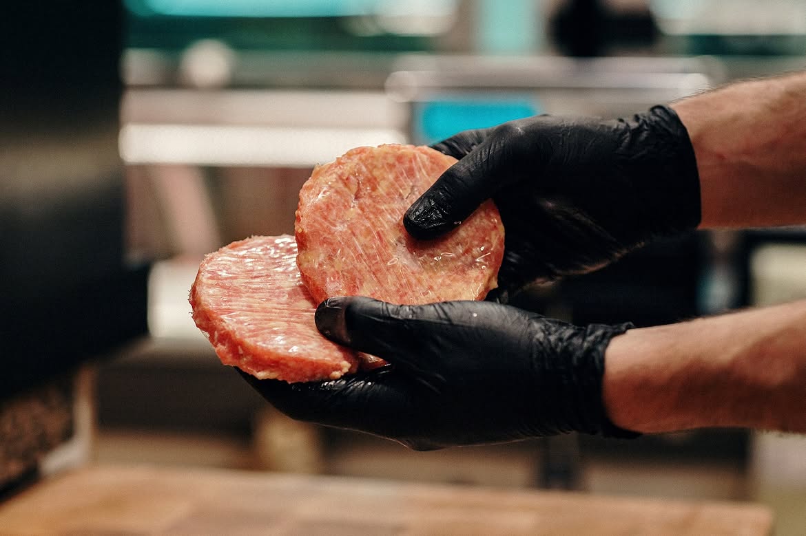 Hamburguesa de pollo de caserío hecha con carne fresca picada del día